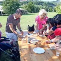 Na ladji in &scaron;e s sladoledom v roki