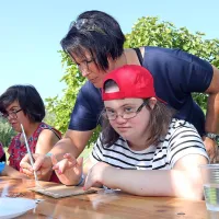 Na ladji in &scaron;e s sladoledom v roki