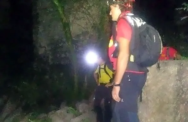 Moški je  v temi opazil  svetilke reševalcev, a  jih ni uspel poklicati, 
ker je bil v šoku.