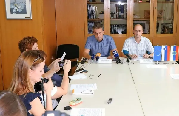 Vodja Sektorja kriminalistične policije Policijske uprave Nova 
Gorica Marino Pangos (levo) je na novinarski konferenci predstavil 
podrobnosti iz preiskave torkovega umora v Črničah.