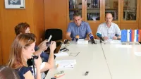 Vodja Sektorja kriminalistične policije Policijske uprave Nova 
Gorica Marino Pangos (levo) je na novinarski konferenci predstavil 
podrobnosti iz preiskave torkovega umora v Črničah.