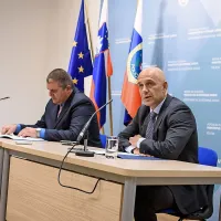 Robert Munda in Boštjan Lindav (desno) sta včeraj predstavila 
prve ugotovitve kriminalistične preiskave.