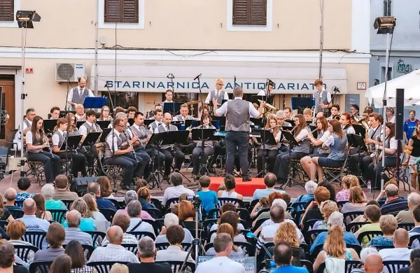 Pihalni orkester Izola neprekinjeno deluje  več kot 140 let.