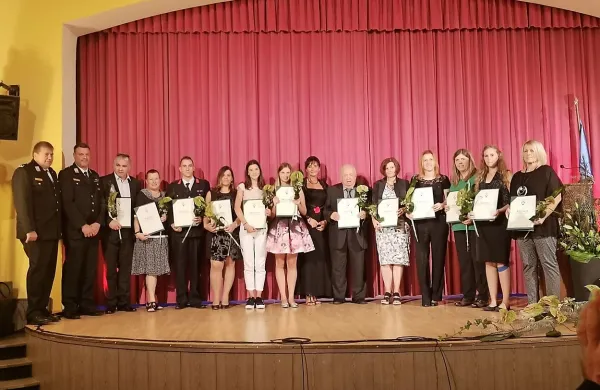 Prejemniki pohval, zahval in priznanj so se sinoči tako družili na 
odru hrpeljskega kulturnega doma. 