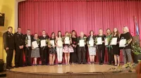 Prejemniki pohval, zahval in priznanj so se sinoči tako družili na 
odru hrpeljskega kulturnega doma. 