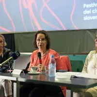 Direktorica festivala Jelka Stergel (v sredini) je tudi letošnja programska selektorica.