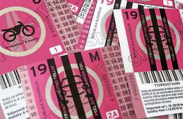 Vinjete kovinsko modre barve bodo sicer veljavne do 31. januarja 
2019, nove rožnate vinjete pa bodo na prodaj od decembra in bodo 
veljale do konca januarja 2020.