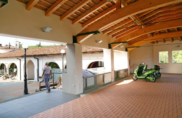 Kar nekaj je  idej, kaj postaviti v pokritem paviljonu na dvorišču 
gradu Dobrovo. Na občini se zdaj ogrevajo za vinsko fontano.