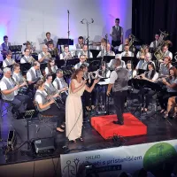 Koncert Na pomolu uspel tudi v premajhni dvorani