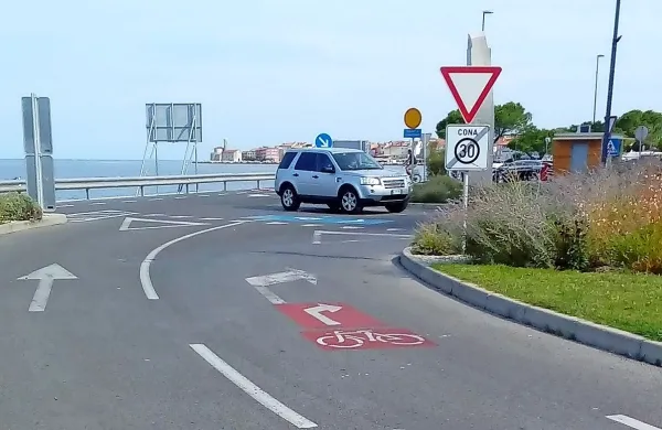 Ob izhodu iz parkirišča Fornače  se  morajo kolesarji razvrstiti na 
desni pas, skupaj z  avtomobili, ki bodo zavili proti Bernardinu. 