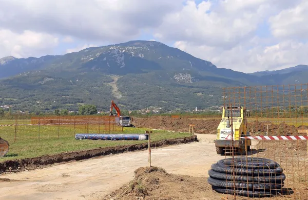 Gradijo plo&scaron;čad za helikopterje