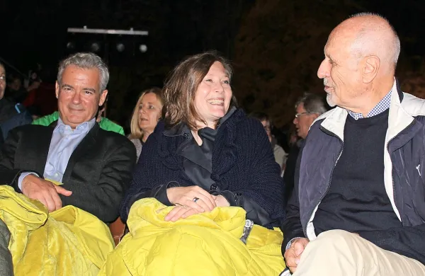Nagrajenca Ilijo Trojanowa (levo) sta  na festivalu spremljala žena in oče ter se mu seveda pridružila 
tudi na sklepni  slovesnosti v jami. Brez njune pomoči mu ne bi uspelo, je poudaril pisatelj. 