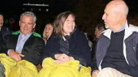 Nagrajenca Ilijo Trojanowa (levo) sta  na festivalu spremljala žena in oče ter se mu seveda pridružila 
tudi na sklepni  slovesnosti v jami. Brez njune pomoči mu ne bi uspelo, je poudaril pisatelj. 