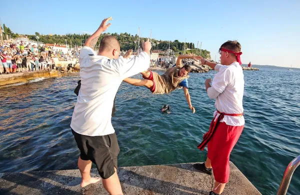 &ldquo;Stop! Naj oče fotografira!&rdquo;