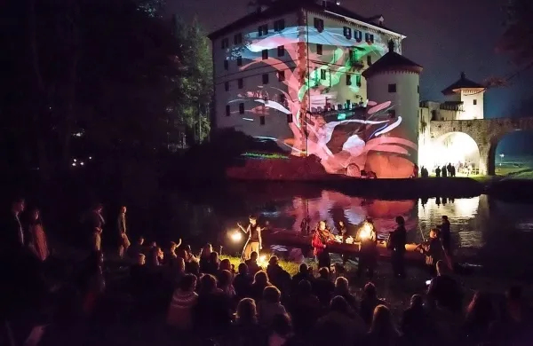 Plavajoči grad nič več v pristavah gradu Snežnik