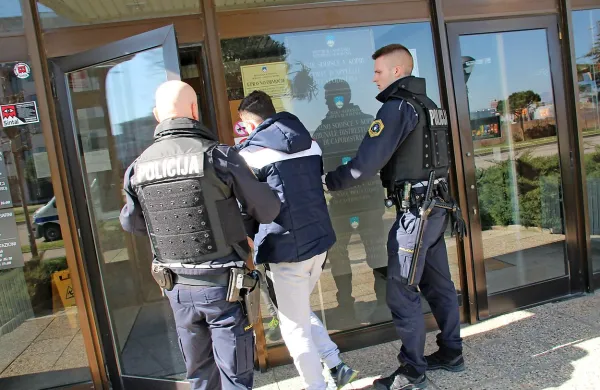Policisti so marca na  sodišče pripeljali štiri osumljene. 