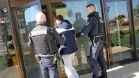 Policisti so marca na  sodišče pripeljali štiri osumljene. 