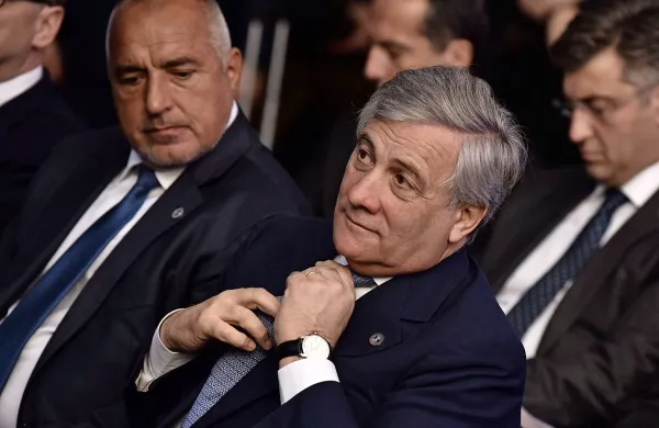 Antonio Tajani je napovedal, da bo pokojnino v višini 3600 evrov, 
ki jo prejema kot nekdanji podpredsednik Evropske komisije, vsak 
mesec namenil centru za odvajanje odvisnosti od drog blizu 
Rima.