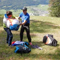 Igor Eržen in Matjaž Sluga (desno) na vzletišču Ozben z razgledom 
na Kobarid. 