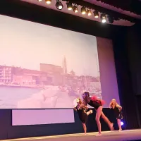  Plesni studio Impress je nastopil ob pesmi Prisluhni školjki iz filma 
Poletje v školjki. 
