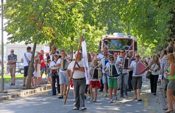 Praznik občine Sežana s povorko privabi veliko ljudi iz vseh štirih 
občin. Letos je prireditve na prostem sicer odneslo  slabo vreme.