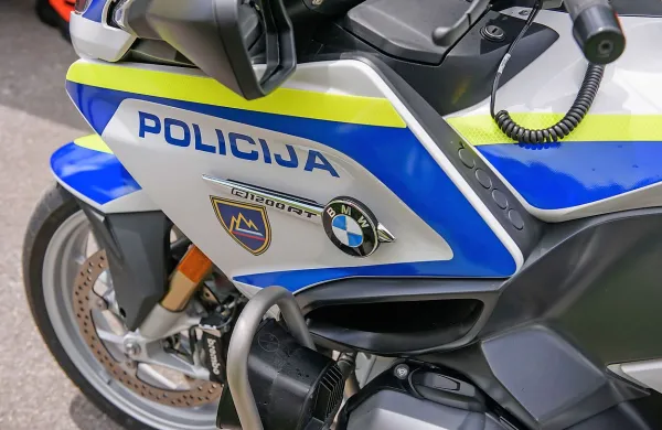 Motoristka je nepravilno prehitevala in trčila v dve vozili