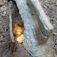Poleg zlatnikov naj bi se v amfori skrivali še najmanj trije drugi 
predmeti.