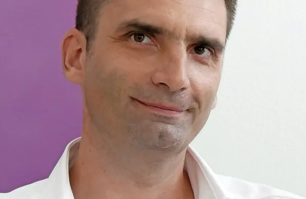 Klemen Miklavič, obkrožen s kolegi, v novih prostorih gibanja v 
Eda centru. 