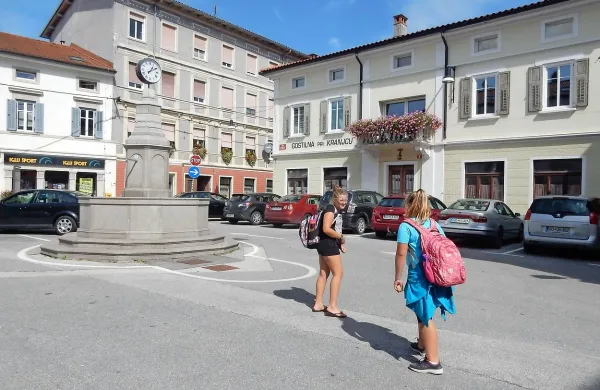 Na Trgu 1. maja bodo za mesec dni ukinili 11 parkirnih mest.  
Stanovalci se bodo morali znajti. 