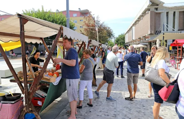 Poleg predstavitve domačih obrtnikov in podjetnikov je na 
Bevkovem trgu tudi lepo dišalo ob ponudbi lokalnih gostincev.