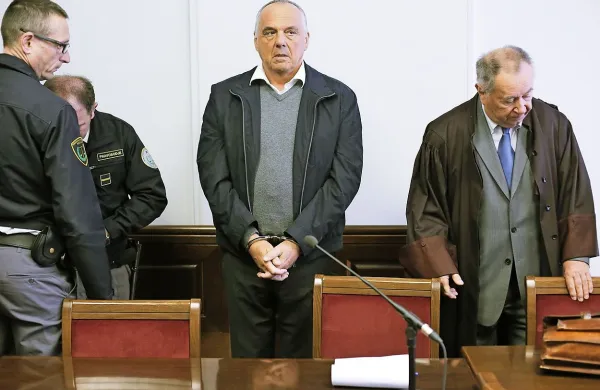 Milko Novič med sojenjem, ob njem odvetnik Jože Hribernik.