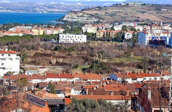 Vodni park Aqualandia, kot se ga je prijelo ime, je že desetletje star 
nesojeni projekt Primorja, ki bi se moral, če bi bil zgrajen, 
razprostirati na skoraj štirih hektarjih površin na območju med 
izolskima Prešernovo in Južno cesto.
