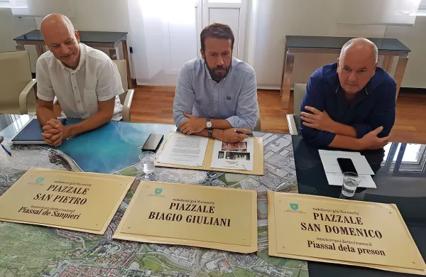 Timotej Pirjevec (z leve), Damian Fischer in Alberto Scheriani  pred 
tablami, ki jih bodo od jutri dalje začeli nameščati na različnih 
lokacijah po mestu. 
