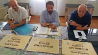 Timotej Pirjevec (z leve), Damian Fischer in Alberto Scheriani  pred 
tablami, ki jih bodo od jutri dalje začeli nameščati na različnih 
lokacijah po mestu. 
