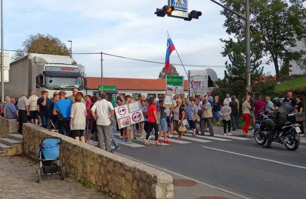 Protestniki so približno pol ure hodili čez prehod za pešce v 
Podgradu in s tem zahtevali omejitev prometa težkih tovornjakov. 