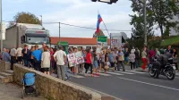 Protestniki so približno pol ure hodili čez prehod za pešce v 
Podgradu in s tem zahtevali omejitev prometa težkih tovornjakov. 
