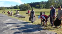 Prostovoljci, večinoma domačini, ki pripravljajo prizorišče proslave, bodo za obiskovalce pripravili “tlakovano” površino, nanjo 
pa postavili 800 stolov. Travnik so “tlakovali” s 1300 plastičnimi 
kosi.