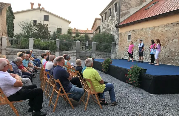 Šolarji iz osnovne šole Dutovlje so pretekli vikend zbirali denar za nov bazen.