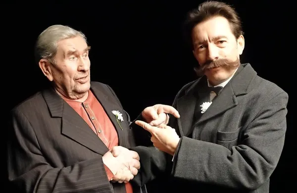 Scenarist  Matjaž Pikalo (desno) kot Ivan Cankar ob   Juriju Součku, interpretu Kurenta 