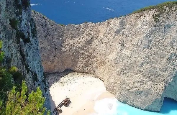 Plaža Navagio na Zakintosu je ena najbolj priljubljenih v Grčiji. 