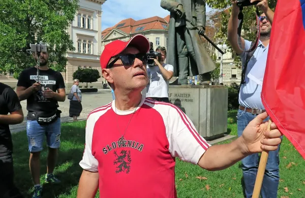 Po ugotovitvah kriminalistov je iz objav z zborovanja Štajerske 
varde na začetku meseca v bližini Apač razvidno, da je Šiško 
pozival k strmoglavljanju najvišjih predstavnikov države.