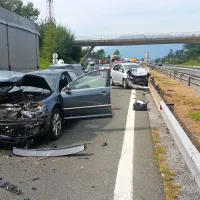 Povzročitelj nesreče, voznik iz  Belgije in njegova sopotnica so se v 
nesreči lažje poškodovali.