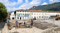 Na delu Lavričevega trga še potekajo arheološke raziskave, zraven 
pa gradbinci  gradijo novo komunalno omrežje. 
