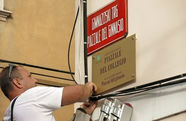 Table s starimi imeni trgov že na pročeljih