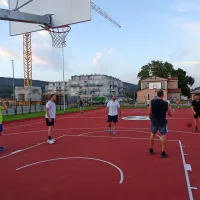  Na eni strani igrišča so na koš metali najmlajši, na drugi pa so se zavzeto potili odrasli domačini.  