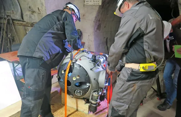 Najbolj samostojen evropski robot UX-1 je krogla z zahtevnim 
drobovjem na baterijski pogon in deluje pod vodo. V idrijskem 
rudniku je robot UX-1 potopljeni vertikalni jašek s številnimi 
ovirami prvič raziskoval povsem samostojno.