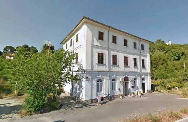 V vili je v 19. stoletju domoval hotel, pozneje je bila v bližini 
speljana železniška proga Parenzana. 