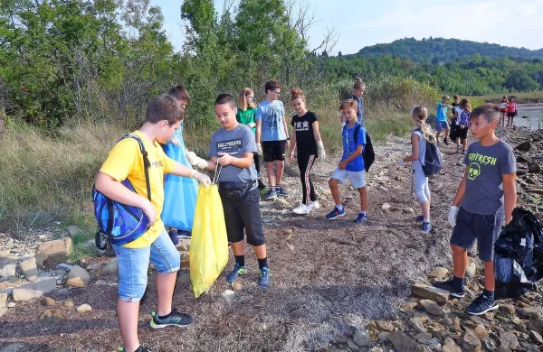 Ankaranski &scaron;olarji so pobrali odpadke ob morju