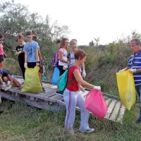 Ankaranski &scaron;olarji so pobrali odpadke ob morju