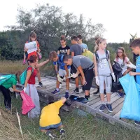 Ankaranski &scaron;olarji so pobrali odpadke ob morju